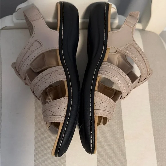 Clarks collection Women's Beige Strappy Sandals with Velcro - size 8 - Picture 9 of 10